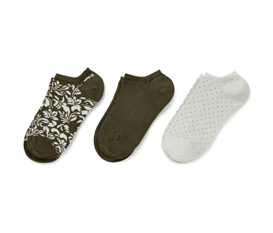 Drei Paar Sneakersocken: ein Paar olivgrün mit weißem Blumenmuster, ein Paar olivgrün, ein Paar weiß mit grauen Punkten.
