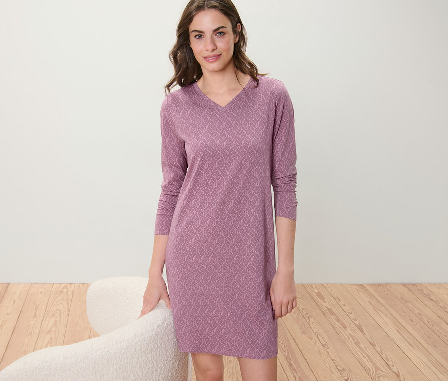 Frau posiert im Nachthemd.