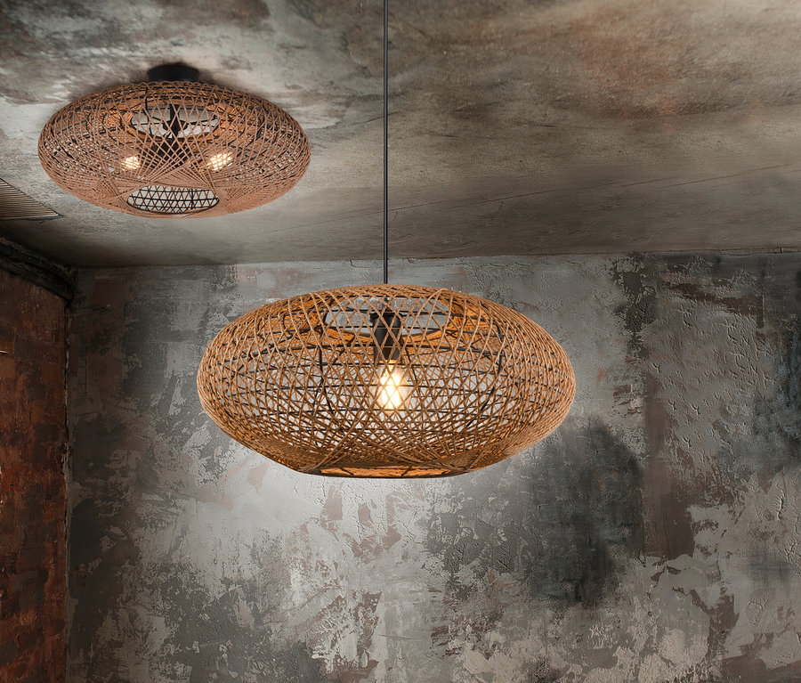 Zwei braune geflochtene Lampen hängen von der Decke in einem Raum. Eine davon ist die Trio Pendelleuchte »Hedda«.