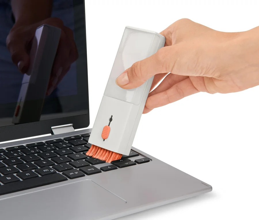 Eine Hand reinigt eine Laptop-Tastatur mit einem 4-in-1-Schreibtisch-Reinigungs-Set.