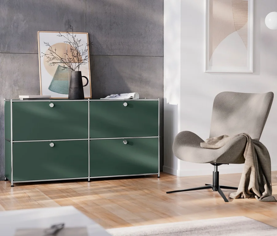 Verchromte Stehleuchte, Drehsessel und Sideboard Metall »CN3« mit 4 Klappenfächern im Wohnzimmer.