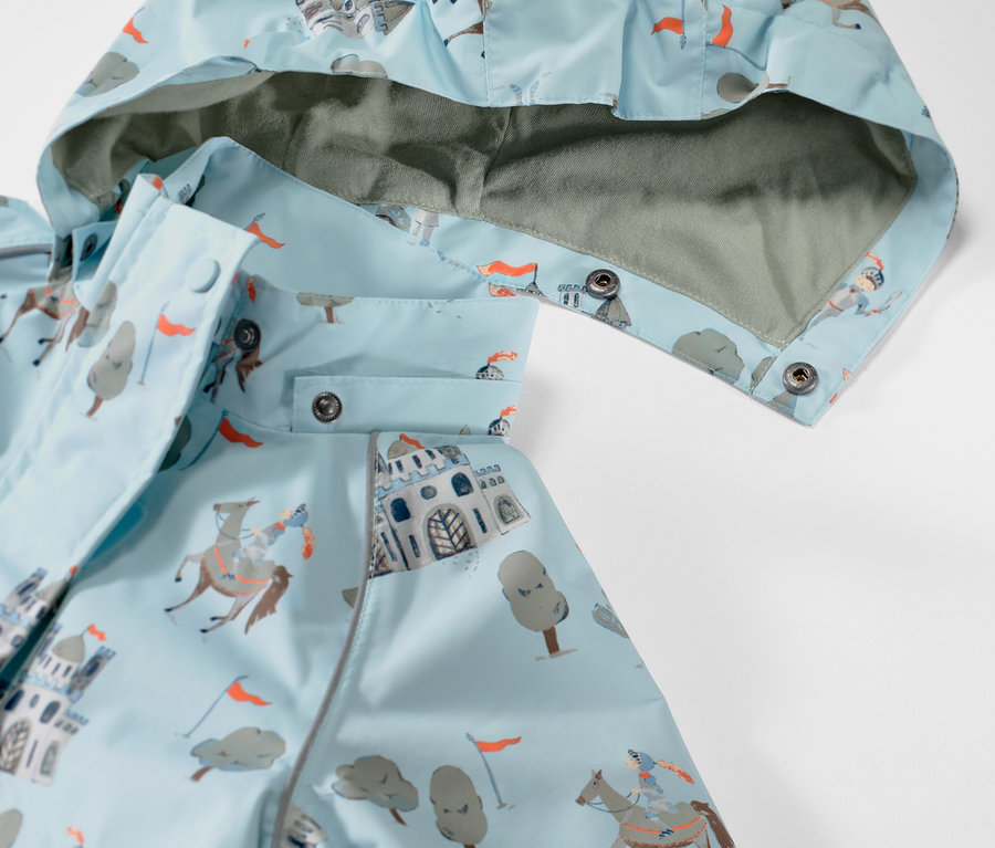 Detailaufnahme einer Kinder-Regenjacke mit Ritter-Motiv.