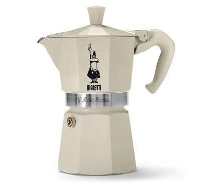 Ein »Bialetti Moka Express« Espressokocher 190 ml in Crema vor einem weißen Hintergrund.