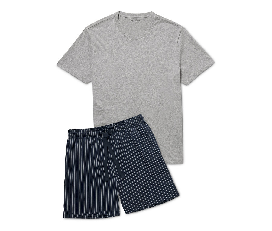 Ein graues Shorty-Pyjama-Set, bestehend aus einem T-Shirt und einer gestreiften Shorts.