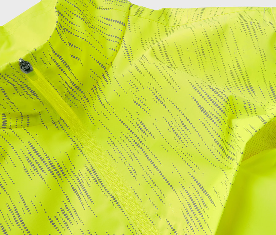 Detailaufnahme einer neongelben Jacke mit dunkelgrauem Muster.