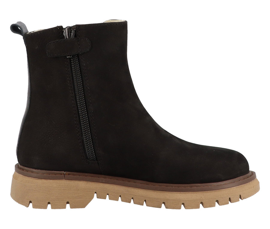 Ein schwarzer LURCHI »Elena-TEX« Stiefel mit Reißverschluss und beige Sohle.
