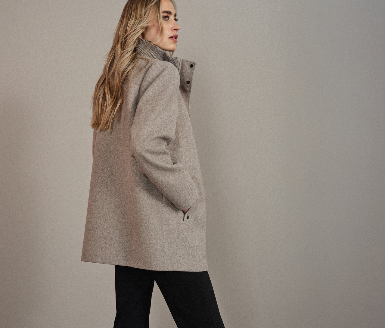 Frau mit Street One Kurzmantel, die nach links schaut.