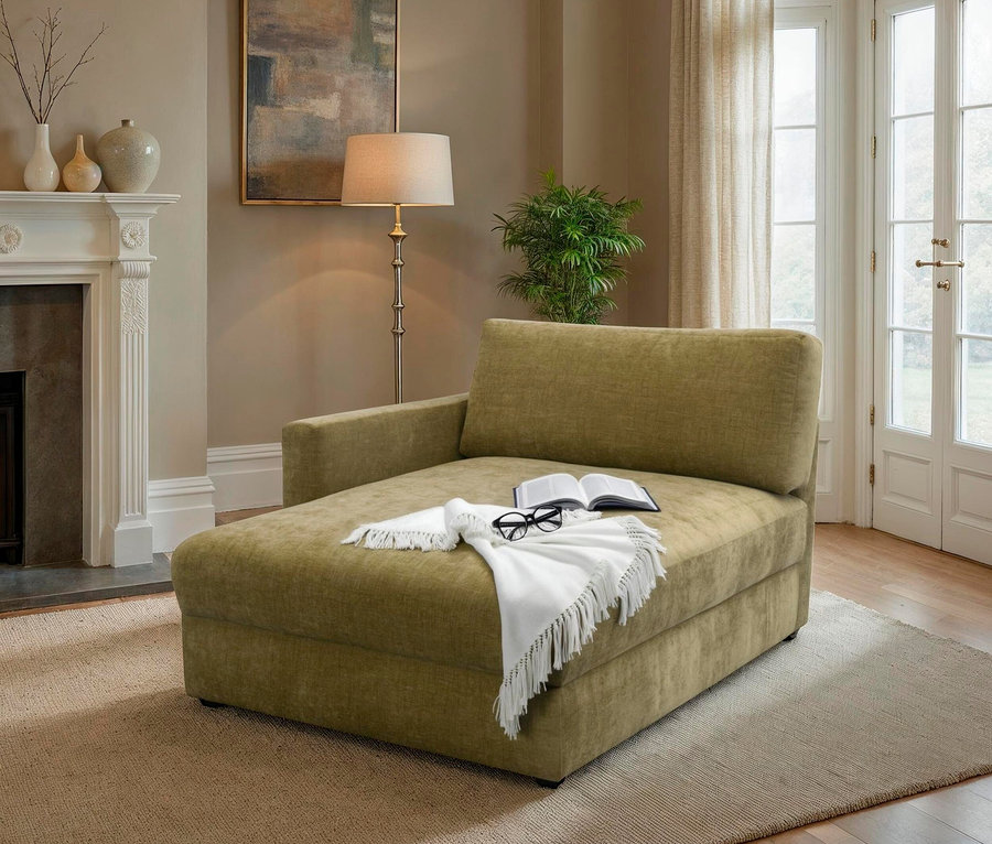 Grünes Sofa mit Buch und Brille im Wohnzimmer.