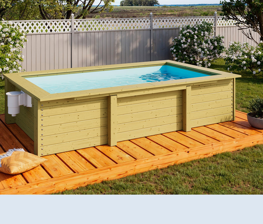 Karibu Gartenpool-Set, ca. 305 x 182 cm, auf einer Holzterrasse im Garten.