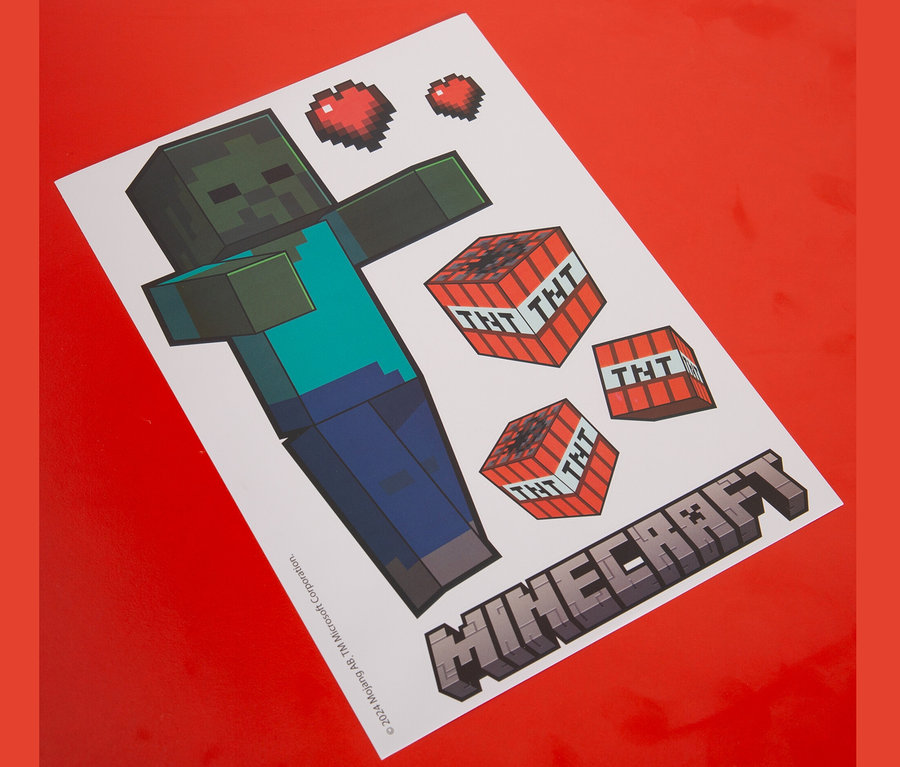 Auf einem roten Hintergrund befindet sich ein Bogen mit sechs MINECRAFT Wandtattoos, darunter ein Zombie, TNT und das Minecraft-Logo.