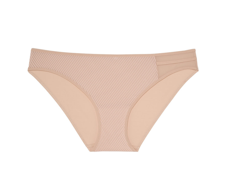 Ein Passionata Slip »Nais«, Farbe Dune, liegt auf einem weißen Hintergrund.