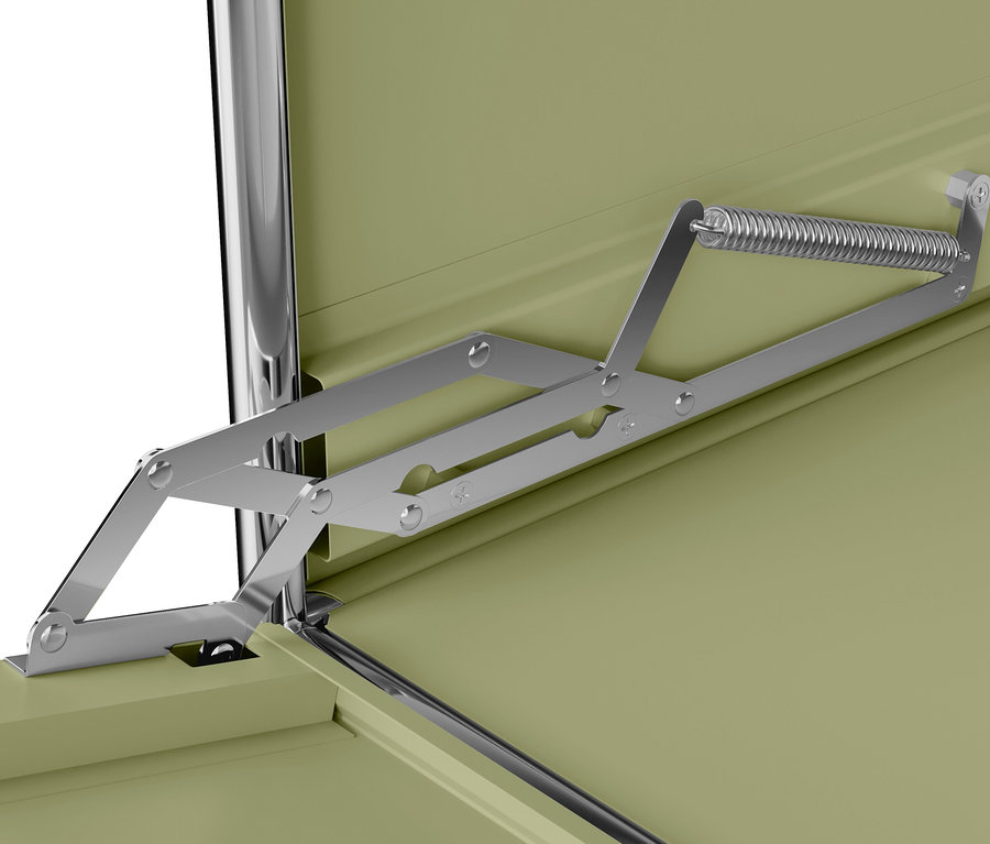 Detailaufnahme des Scharniermechanismus einer geöffneten, hellgrünen Metallbox.