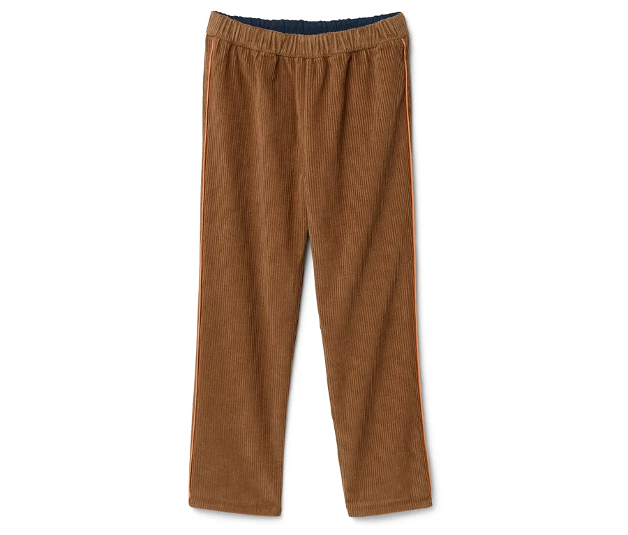 Braune Cordhose mit elastischem Bund und rotem Streifen an der Seite.