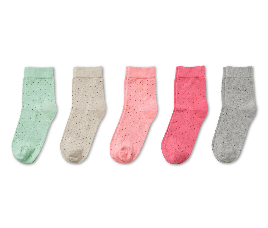 Fünf Paar Socken in verschiedenen Farben mit Punkten.