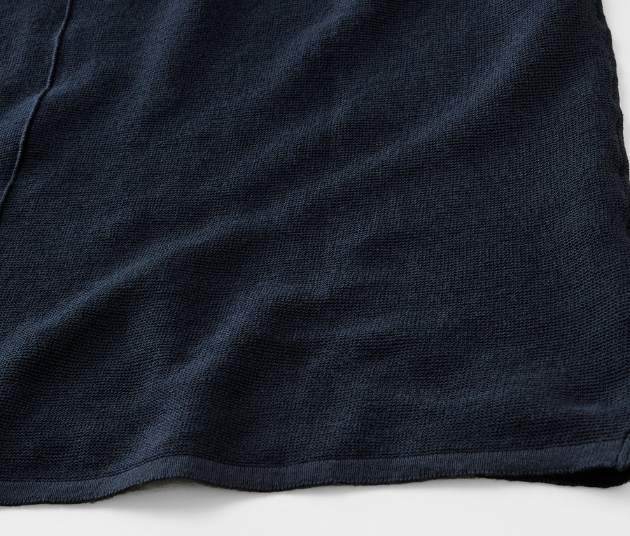 Detailansicht eines marineblauen Feinstrick-Shirts.