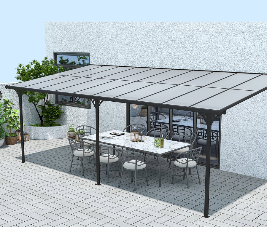 Terrasse mit anthrazitfarbener Terrassenüberdachung, Breite ca. 617 cm, unter der ein Tisch mit Stühlen steht.