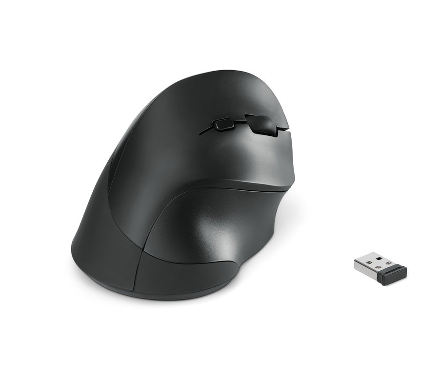 Eine schwarze ergonomische Funkmaus und ein USB-Empfänger auf weißem Hintergrund.