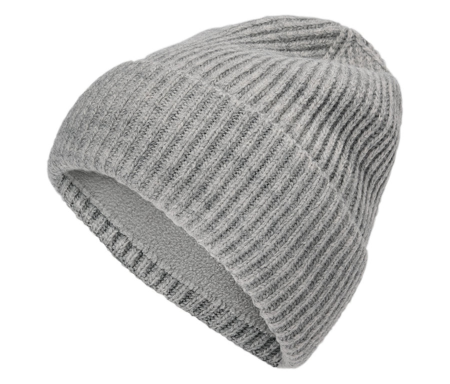 Detailaufnahme einer grauen Strickmütze.