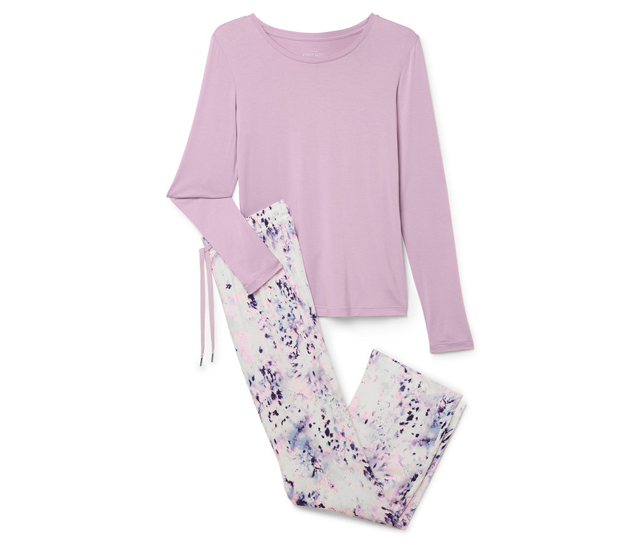 Ein lila langärmliges Oberteil und eine gemusterte Hose liegen auf einem weißen Hintergrund.