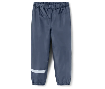 Blaue Regenhose mit Reflexstreifen am Bein.