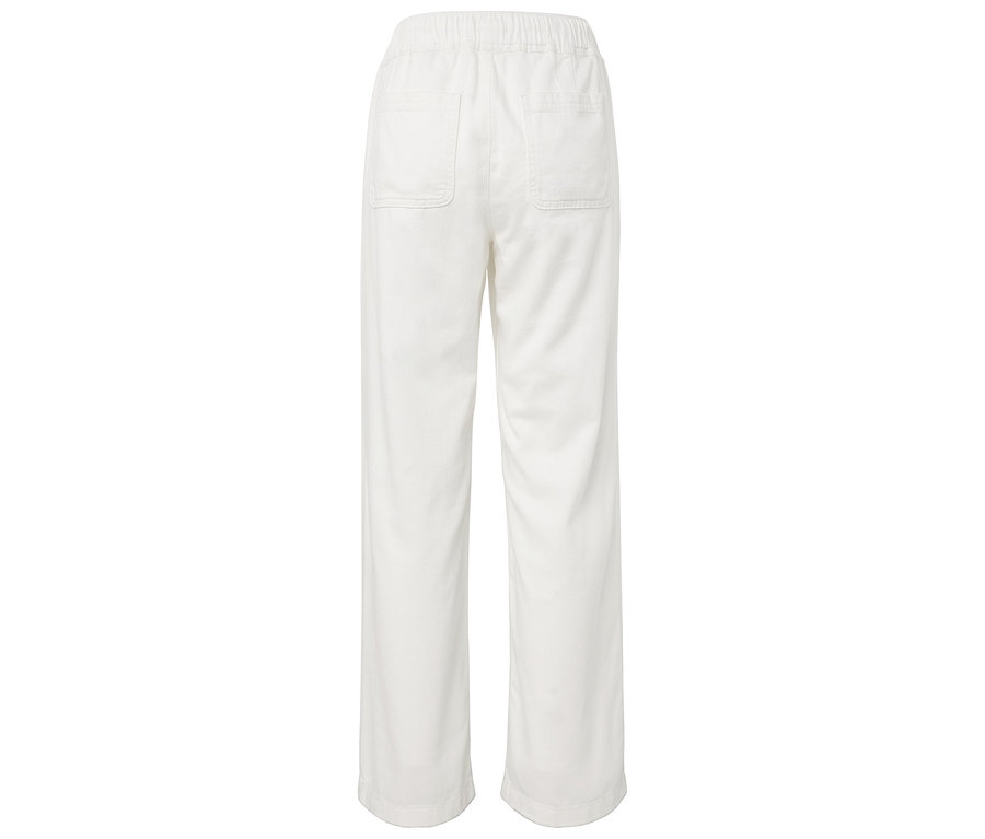 Weiße Hose mit Gummizugbund und Gesäßtaschen.
