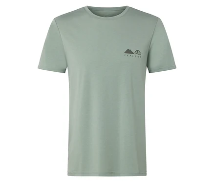Hellgrünes T-Shirt mit kurzem Ärmel, mit kleinem Bergen- und Regenbogenaufdruck links.