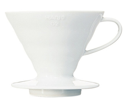 Weißer HARIO V60 Keramikfilter auf weißem Hintergrund.