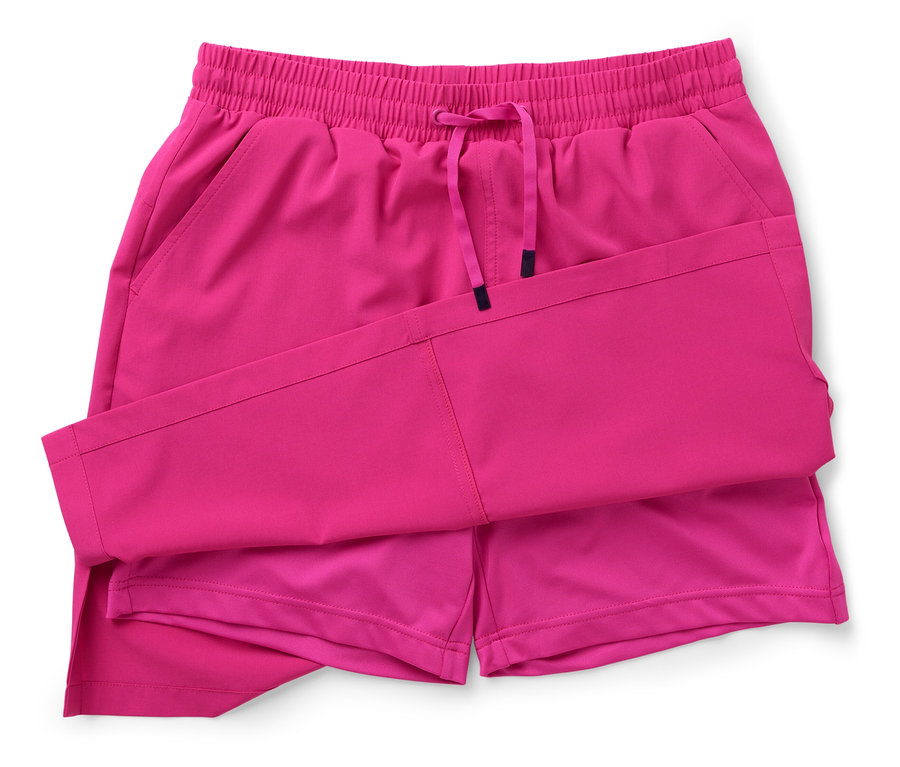 Pinke Shorts mit Kordelzug liegen gefaltet auf einem weißen Hintergrund.