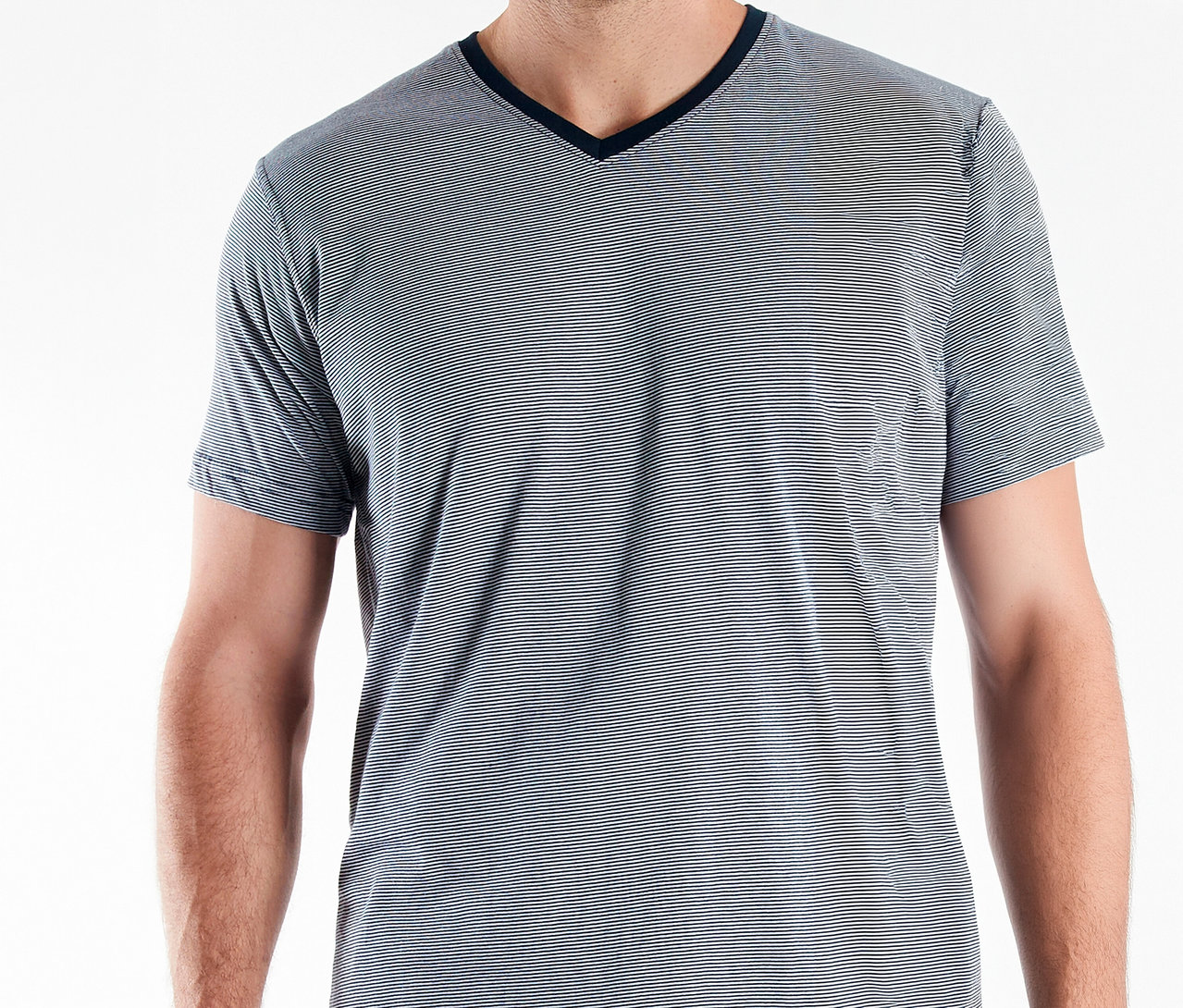 Mann trägt blaues Tom Tailor Shorty-Pyjama-Set »Nevada« mit V-Ausschnitt und Streifen.