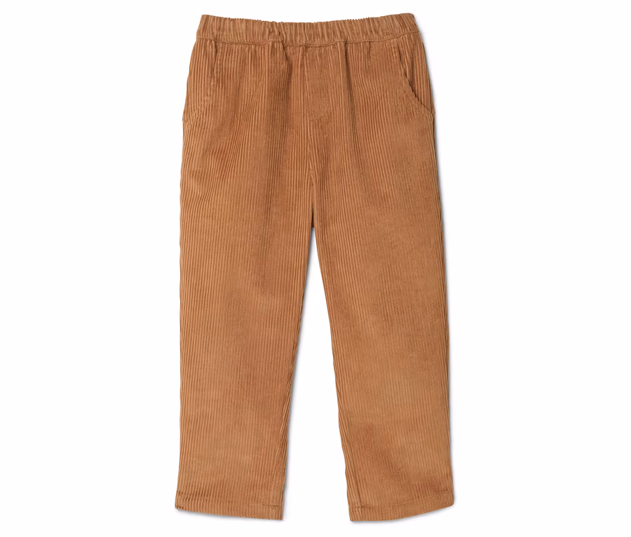 Eine einzelne, hellbraune Cordhose mit Gummizugbund liegt auf einem weißen Hintergrund.