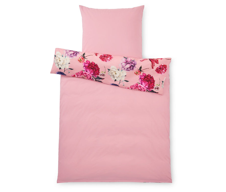 Draufsicht eines rosa Bettbezugs und eines Kopfkissenbezugs, wobei der Kopfkissenbezug und die obere Hälfte des Bettbezugs ein Blumenmuster aufweisen.