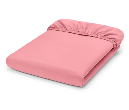Ein gefaltetes Jersey-Spannbettlaken in Übergröße, in Rosa, liegt auf einem weißen Hintergrund.