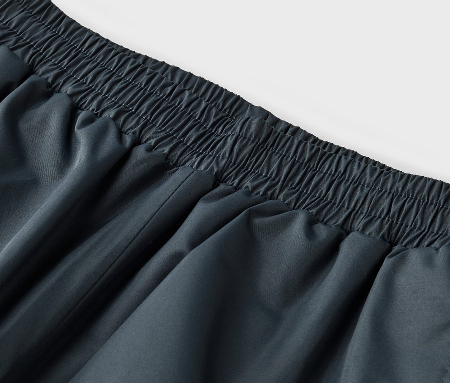 Detailaufnahme einer grauen Hose mit elastischem Bund.