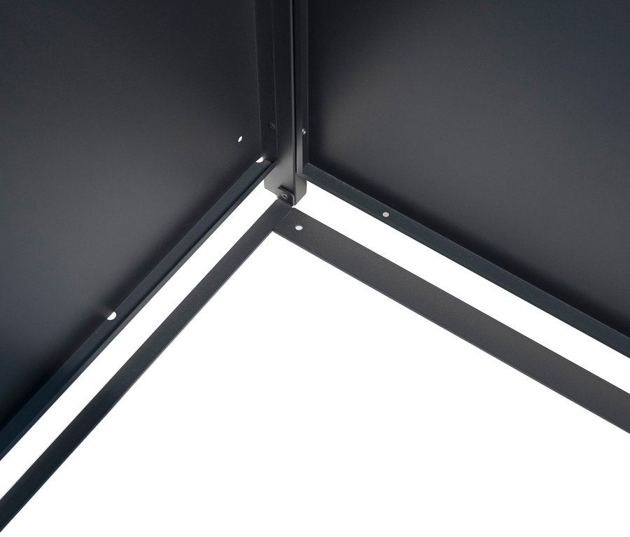 Detailansicht der Ecke einer Metallkonstruktion mit dunklen Paneelen und Rahmen, die mit Schrauben verbunden sind.