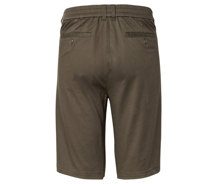 Nahaufnahme der Rückseite einer khaki-farbenen Shorts mit elastischem Bund und Gesäßtaschen.