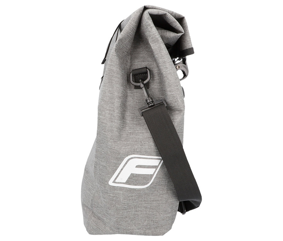 Graue FISCHER Gepäckträgertasche PLUS Cita mit schwarzem Tragegurt.