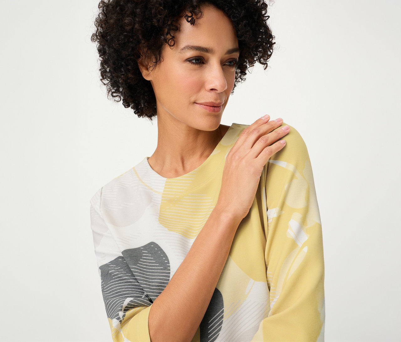 Frau mit lockigem Haar trägt Olsen Sweatshirt »Ottoman« mit gelbem, grauem und weißem Muster.