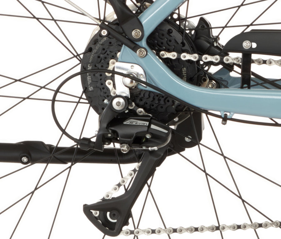 Nahaufnahme des Hinterrads eines hellblauen FISCHER Trekking-E-Bike VIATOR MOVE mit Trapez-Rahmen, Kette und Ritzel sind sichtbar.