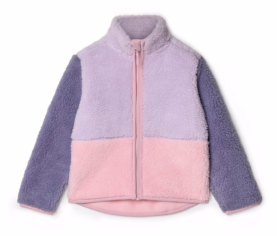 Eine Fleecejacke in Lila und Rosa ist mit einem Reißverschluss geschlossen.