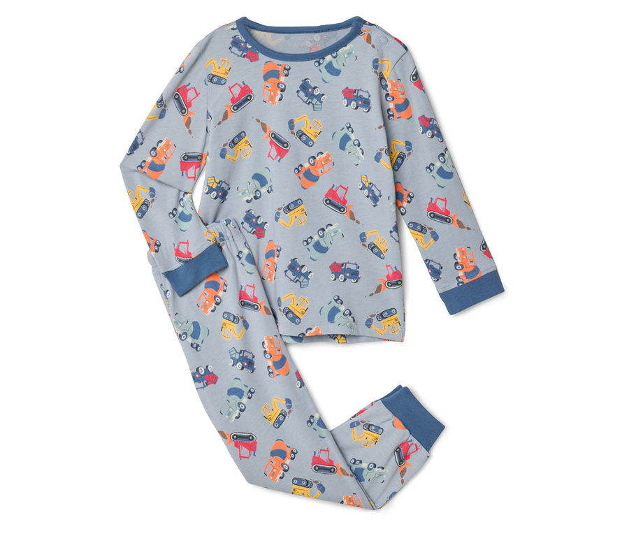 Ein grauer Schlafanzug mit Baufahrzeugmuster liegt auf einem weißen Hintergrund.