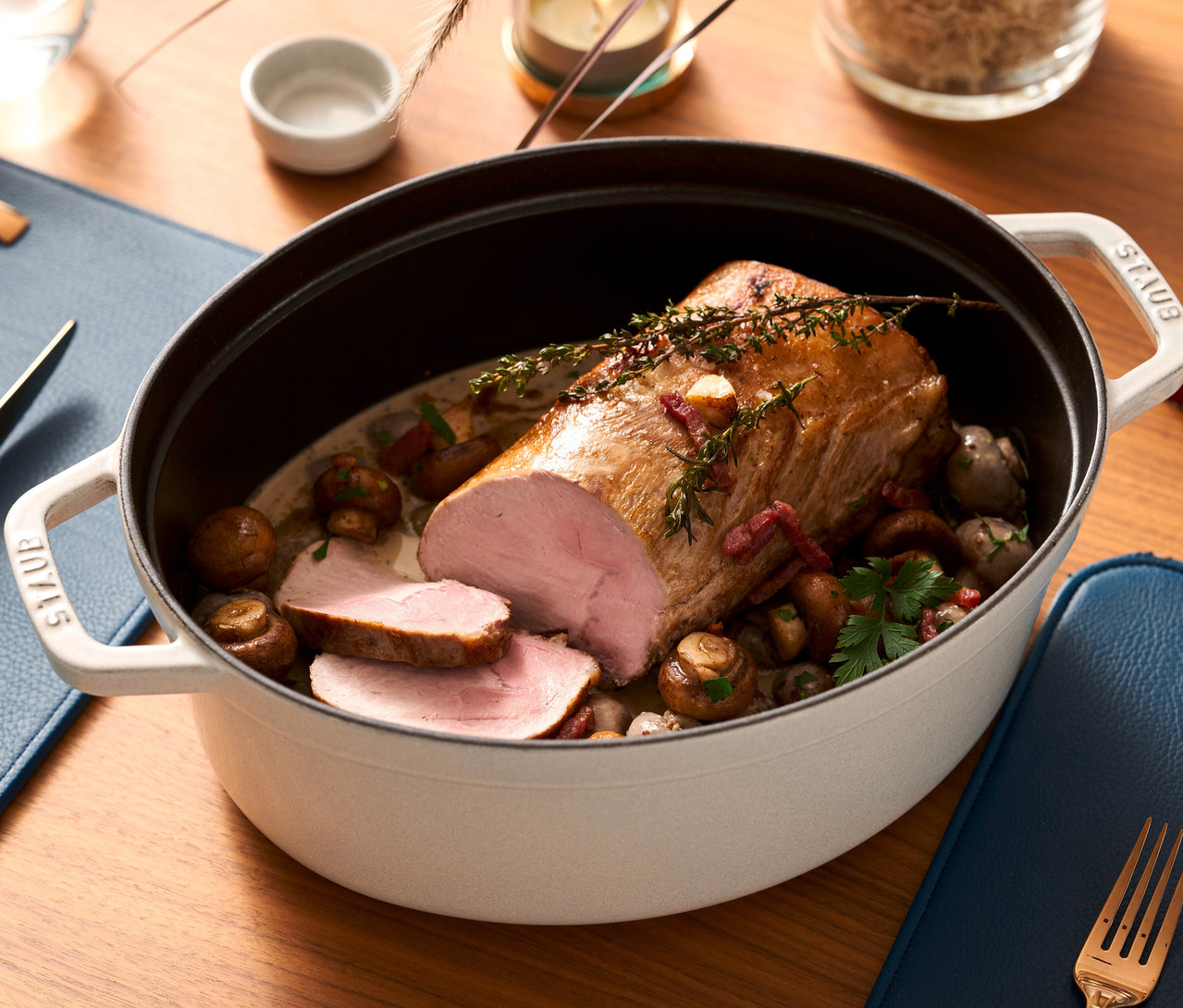 Schweinebraten mit Pilzen in einem weißen STAUB Bräter »Cocotte 29« (ca. 4,2 l).