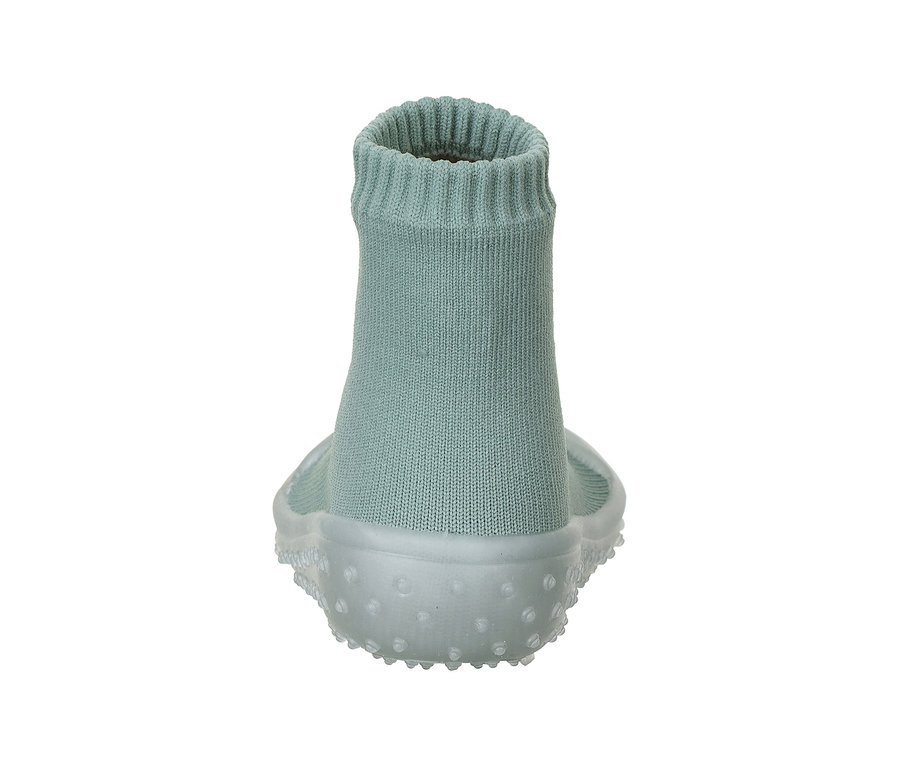 Hellgrüner Socken-Schuh mit geripptem Schaft und heller Gummisohle mit Noppen, von hinten gesehen.