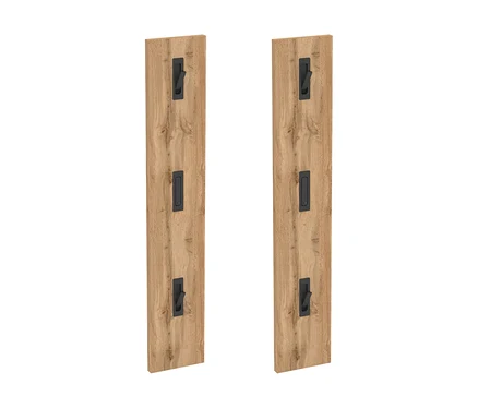 Zwei vertikale Holzpaneele mit heller Holzmaserung, jeweils mit drei schwarzen Griffen: zwei Haken und ein eingelassener Griff.