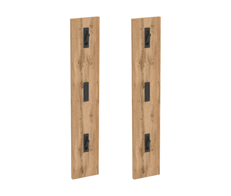 Zwei vertikale Holzpaneele mit heller Holzmaserung, jeweils mit drei schwarzen Griffen: zwei Haken und ein eingelassener Griff.