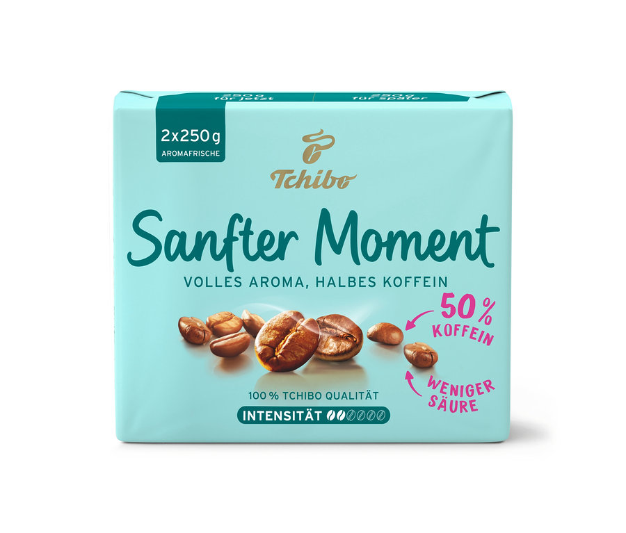 Eine Packung Sanfter Moment - 500 g Gemahlen Kaffee von Tchibo. Beschreibung: Hellblaue Packung mit Kaffeebohnen.