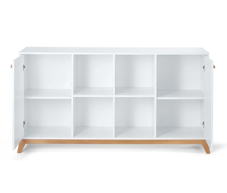 Weißes Sideboard mit offenen Türen.