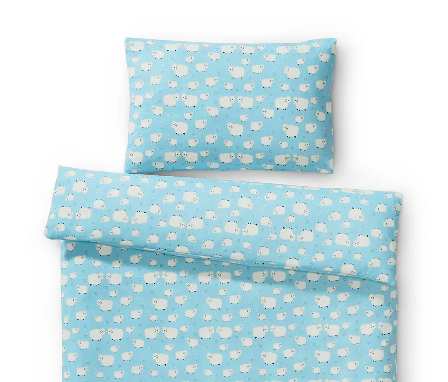 Hellblaue Kleinkinder-Bettwäsche mit Schaf-Motiv.