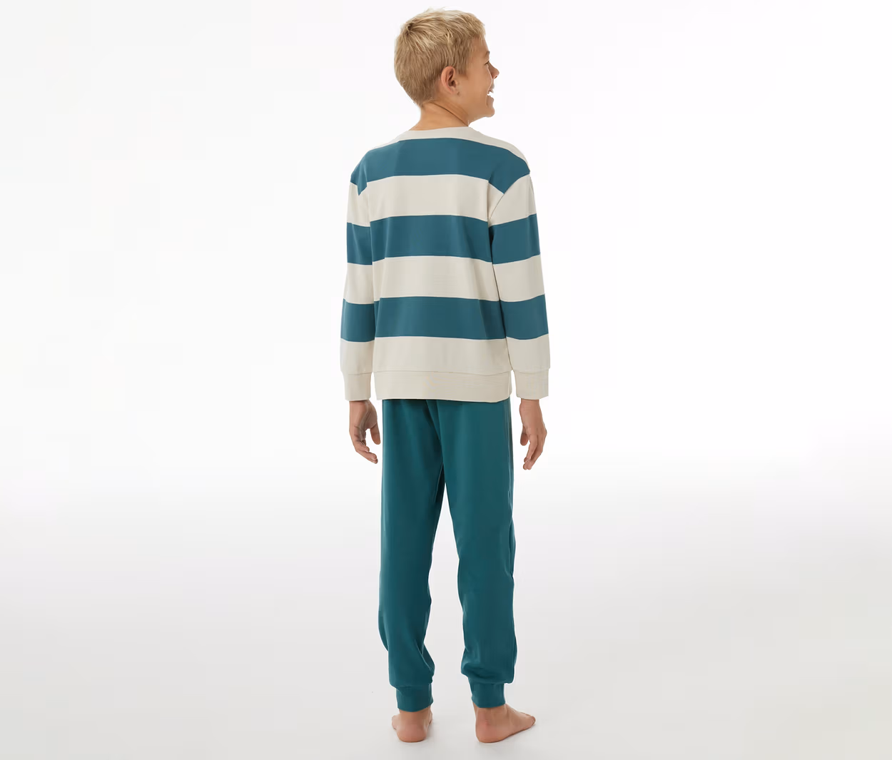 Junge von hinten, trägt einen SCHIESSER Kinder-Interlock-Pyjama mit teal-creme gestreiftem Oberteil und tealfarbener Hose.