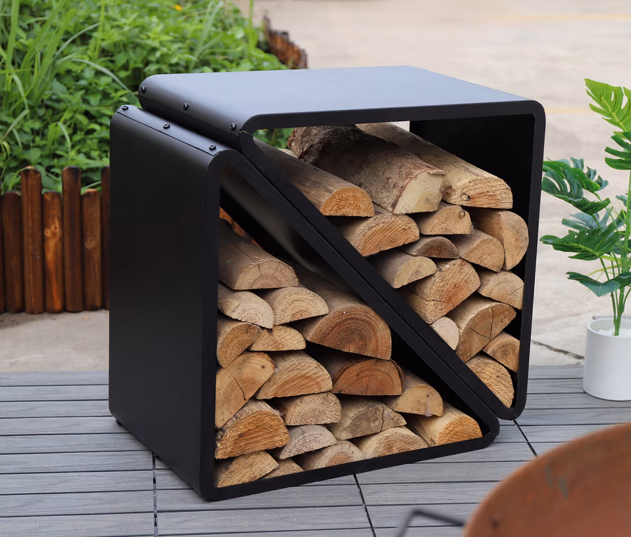 Ein ca. 57 cm großes, schwarzes Kaminholzregal gefüllt mit Holz steht im Freien.