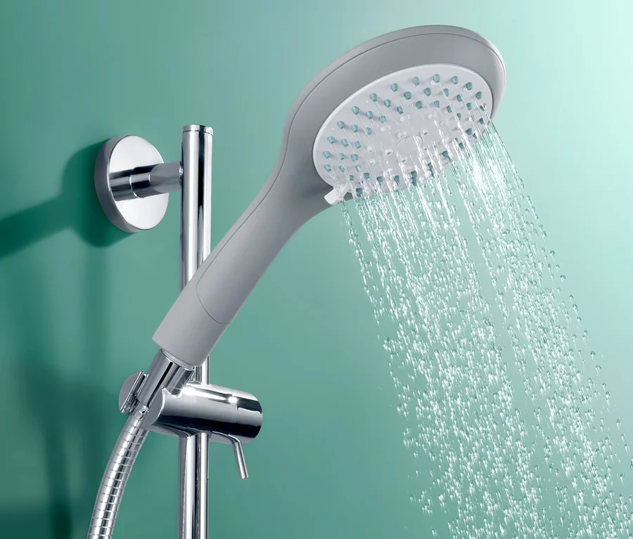 Wasser fließt aus einem Multifunktions-Duschkopf.